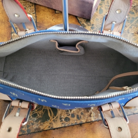 DOONEY & BOURKE SHOULDER BAG. - Picture 9 of 11